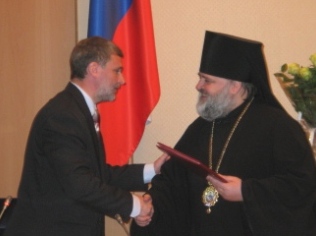 Советник губернатора Ленинградской области Вячеслав Санин поздравляет епископа Назария с хиротонией