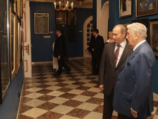 Владимир Путин в галерее Ильи Глазунова 10 июня 2009 года (фото с интернет-портала Правительства РФ)