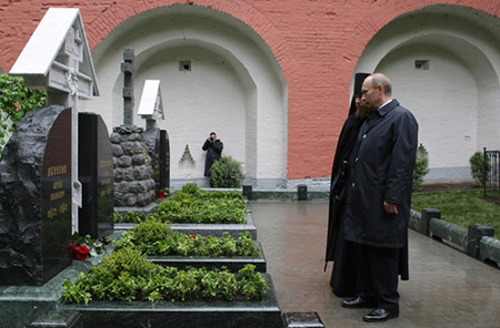 Председатель правительства России В.В. Путин у мемориала в Донском монастыре. 24 мая 2006 г.