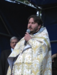 Протоиерей Алексий Исаев читает проповедь после Божественной Литургии в Московском парке Победы 22 июня 2009 года