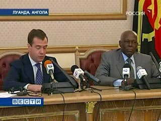 Дмитрий Медведев на переговорах с президентом Анголы Жозе Эдуарду душ Сантушем (Фото с сайта Newsru.com)