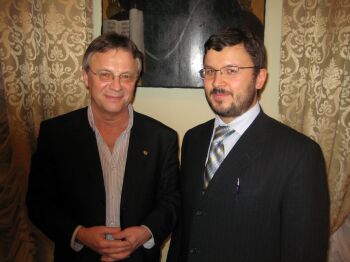 Руководитель движения "Возвращение" Ю.К.Бондаренко (слева) с Д.В.Петровым