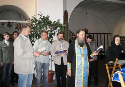 Сотрудники РЛ и протоиерей Геннадий Беловолов на молебне