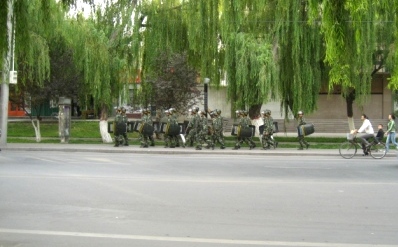 По улицам строем ходят военные с дубинками и щитами для уличных боев (Фото А.Сотниченко).