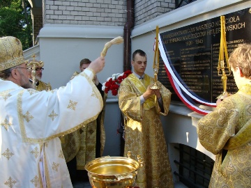 Митрополит Савва освящает плиту с именами православных верующих - жертв гитлеровского террора