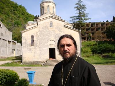 У Храма апостола Симона Кананита в городе Новый Афон