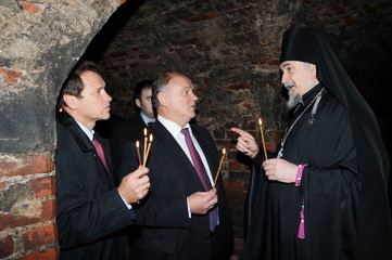 Геннадий Зюганов в пещерах Псково-Печерского монастыря (фото с сайта КПРФ)