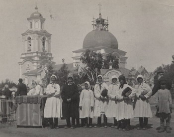 Чуваши на фоне собора в Козьмодемянске