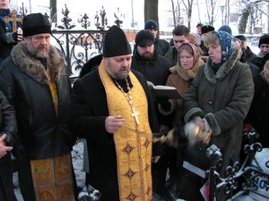 Панихида на могиле священника Александра Рождественского