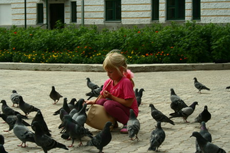 Девочка с голубями. Фото Даниила Михайлова