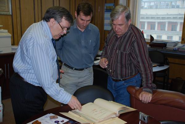 Виктор Илюхин, Сергей Стрыгин и Владислав Швед осматривают документы и специальные приспособления для изготовления фальшивок