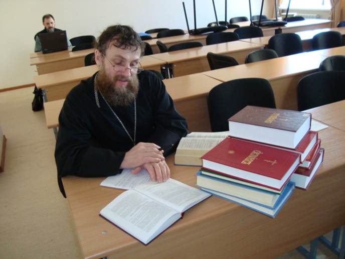 иерей Ярослав Савицкий на сдаче сессии в Хабаровской духовной семинарии
