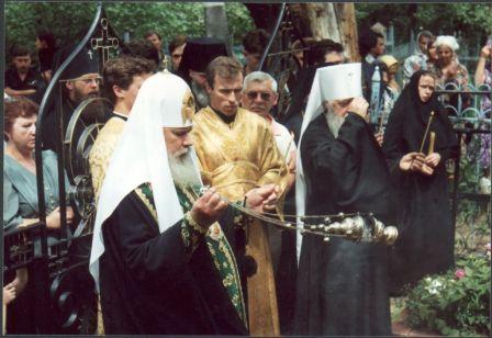 Патриарх Алексий II на могиле митрополита Иосифа (Чернова)