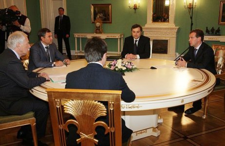 Д.А.Медведев обсуждает кандидатуры претендентов на пост мэра Москвы, фото с сайта Kremlin.ru