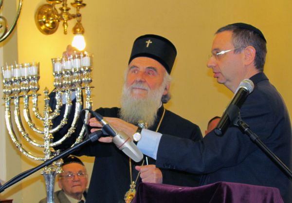 Патриарх Ириней возжигает в синагоге ханукальную свечу