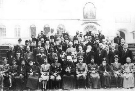 Члены Псковской миссии с немецкими офицерами