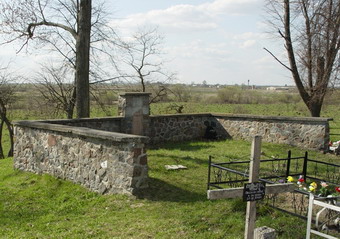 К воинскому мемориалу Грюнвайден примыкает новое кладбище
