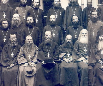 Протоиерей Н.В. Орловский (средний ряд второй справа) среди участников миссионерского съезда. 1903 г.