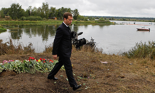 Д.Медведев подчтил память погибших в авиакатастрофе под Ярославлем