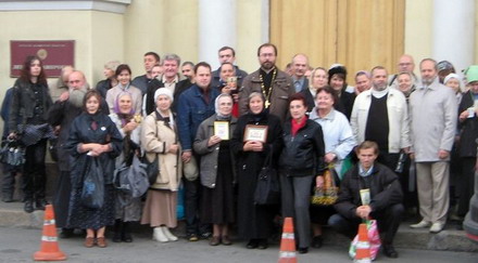 У здания суда Ленинградской области 15 Сентября после судебного заседания