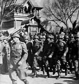 Советские войска маршируют по Соборной площади Харбина