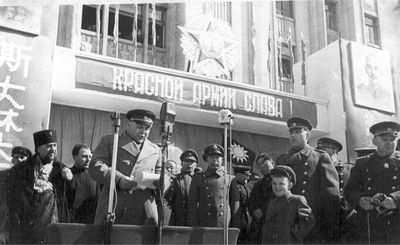 Рис. 4 Архиепископ Нестор и Маршал Советского Союза Р. Я. Малиновский на митинге в Харбине 21 апреля 1946 г.