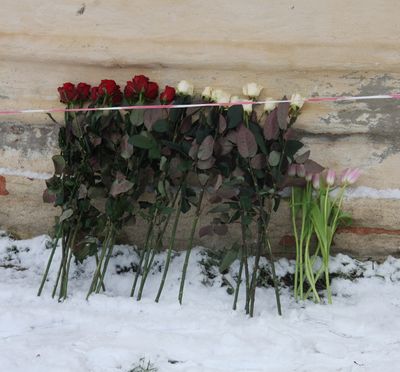 Цветы в память о монахе Авеле