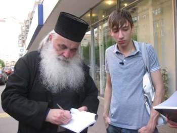Архимандрит Нектарий (Антонопулос) подписывает Назару Стадниченко свою книгу о Святителе Луке