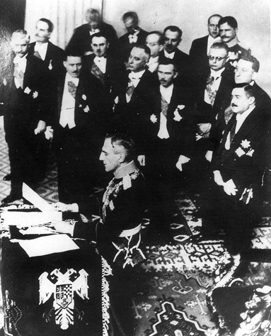 король Югославии Александр провозглашает переименование государства