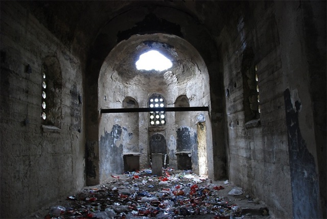 Косово. Внутри разоренного храма