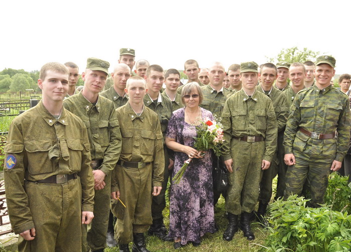 Л.Родионова с солдатами