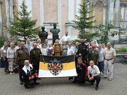 У Крестовоздвиженского казачьего храма