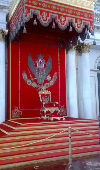 Тронное место в Георгиевском зале Зимнего дворца