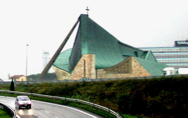 Церковь Сан-Джованни на дороге Солнца в Италии (арх. Микелуччи)