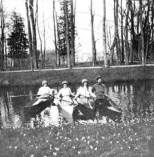 Император Николай II с дочерьми на байдарках на каналах Александровского парка Царского Села