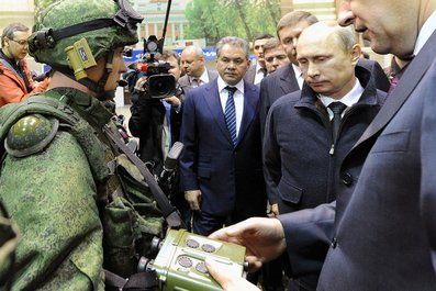 В.Путин и работники концерна.