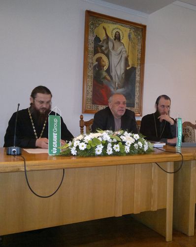 В президиуме чтений протоиерей Ростислав Ярема, Василий Анисимов и иеромонах Симеон