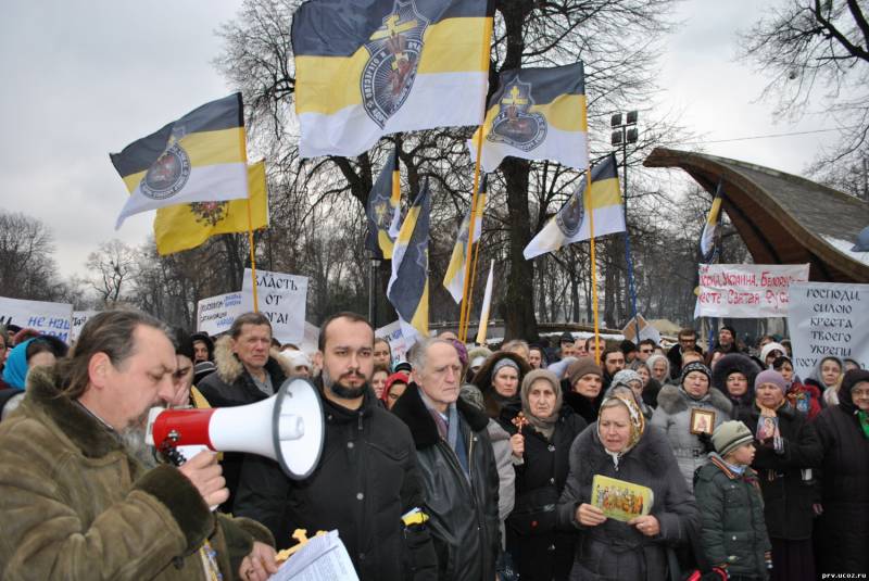 Крестный ход умиротворяет мятежные улицы Киева