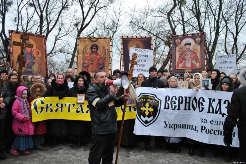 Крестный ход умиротворяет мятежные улицы Киева