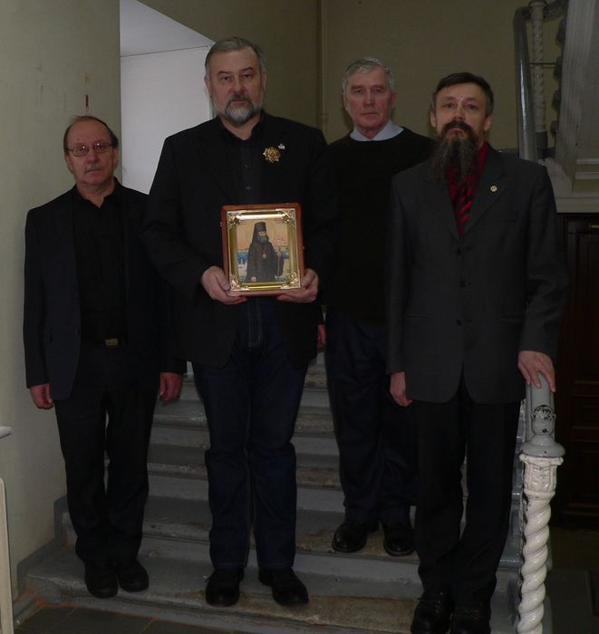 После молебна на лестнице, по которой уводили на смерть сщмч. Андроника с его иконой А.В.Вертинский, А.Д.Степанов, Н.И.Дозморов, О.И.Сыромятников