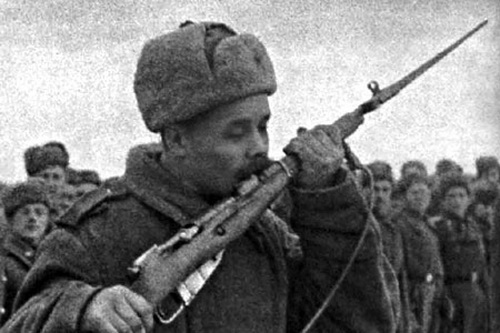 Советский солдат с винтовкой Мосина