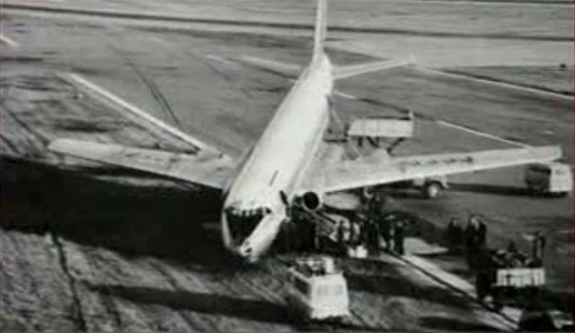 Самолет ТУ-104Б сразу же после посадки