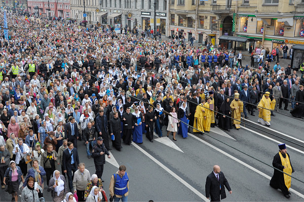 В Санкт-Петербурге прошел второй общегородской крестный ход от Казанского собора к Александро-Невской лавре
