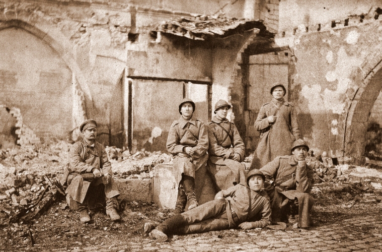 Русские солдаты на руинах Реймса, 1917 год