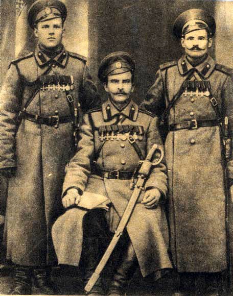 Аввакум Волков (в центре)