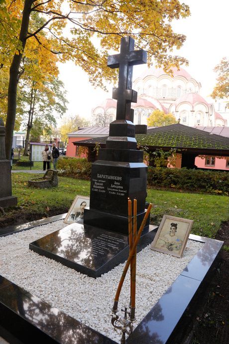 На кладбище Новдевичьего монастыря освящено надгробие на могиле знаменитых петербуржцев