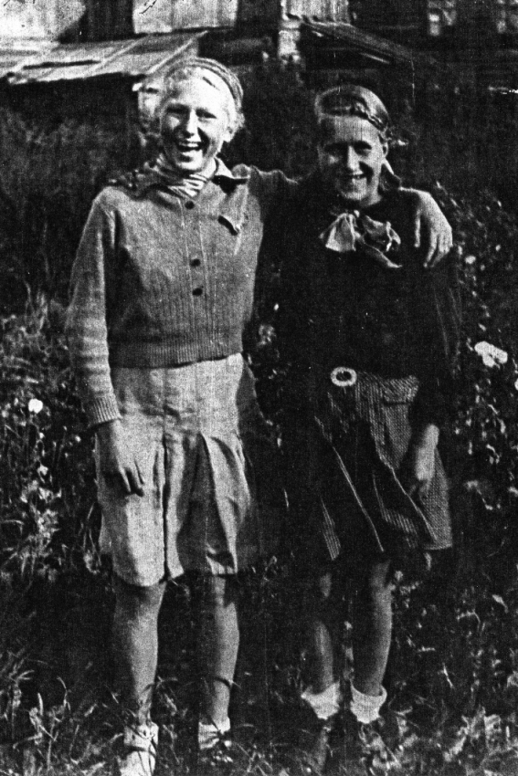 май 1942. Живые после блокадной зимы. Слева мама