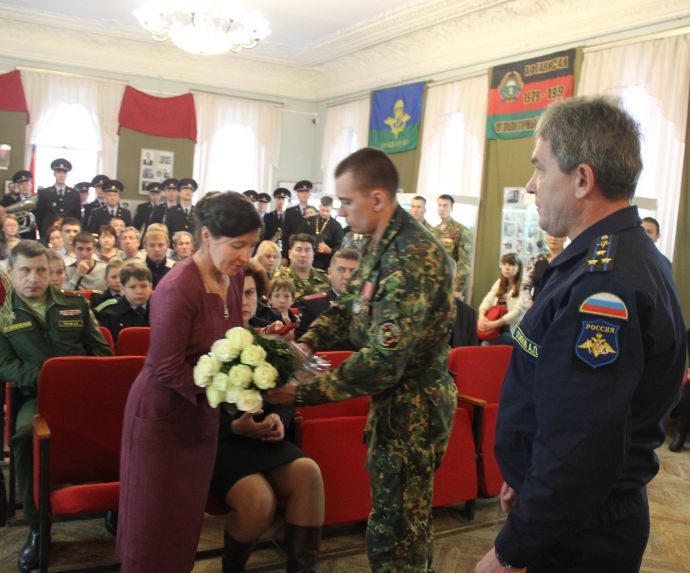 В Чебоксарах посмертно вручили награду серебряный крест саперу ефрейтору Геннадию Васильеву