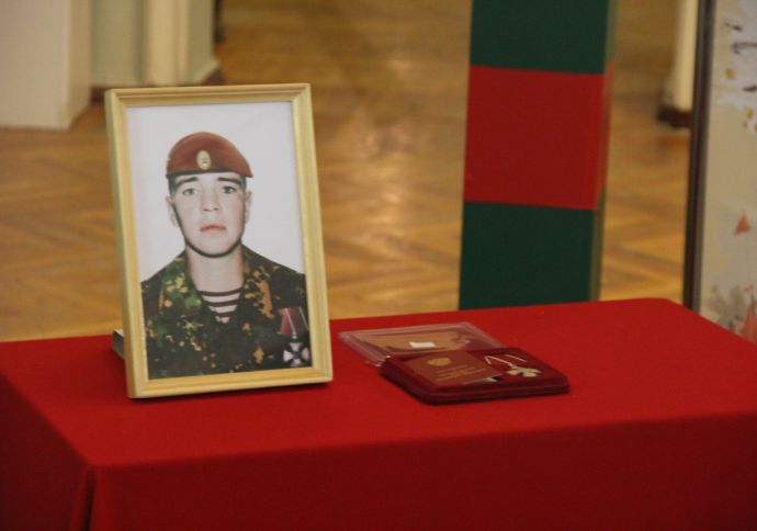 В Чебоксарах посмертно вручили награду серебряный крест саперу ефрейтору Геннадию Васильеву