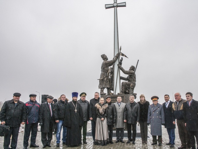 Патриотический подъем народа. Памятник народному ополчению в парке Русь. Памятник народному ополчению в национальном конном парке Русь. Ополченцы обороняют памятник Ленину Донецк. Памятник народному ополчению всех времен Симферополь.